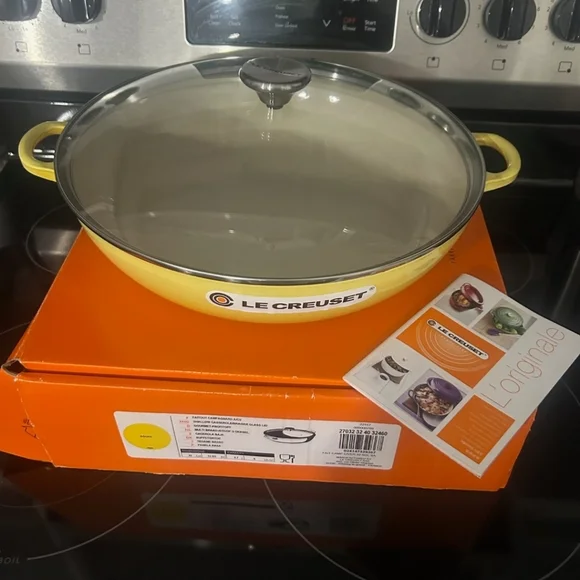 Le Creuset Soleil Cast Iron Skillet With Glass Lid NWT - Picture 4 of 4